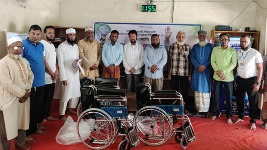 লালাবাজারে হাজী মৌলুল হোসেন কল্যাণ ট্রাষ্টের উপহার সামগ্রী বিতরণ