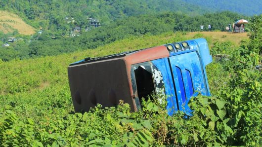 জাফলংয়ে পাহাড়ি রাস্তায় বাস উল্টে আহত ১০