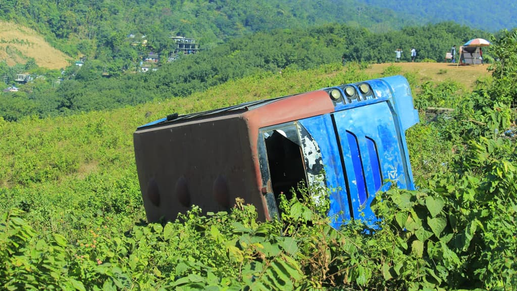 জাফলংয়ে পাহাড়ি রাস্তায় বাস উল্টে আহত ১০