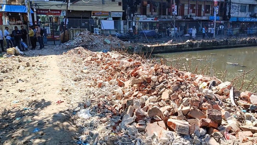 সিলেটে ব্যক্তিমালিকানাধীন রাস্তা দখলে নিলো কাস্টমস