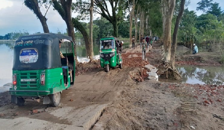 সিলেটে আসা পর্যটকদের আরামকে হারাম করে দেয় ভাঙা রাস্তা 