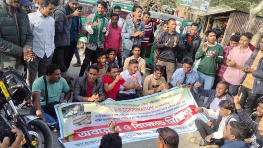 গোয়াইনঘাটে রাস্তা সংস্কারের দাবিতে সড়ক অবরোধ করে বিক্ষোভ