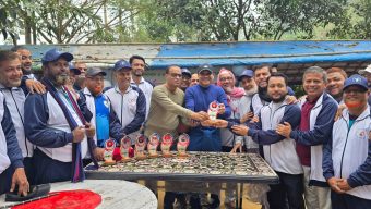 সিলেটে ওয়াকাথন বিজয়ীদের মাঝে ক্রেস্ট প্রদান