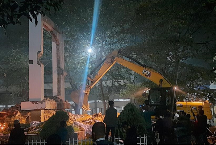 সিলেটে বুলডোজারে গুঁড়িয়ে দেওয়া হলো শেখ মুজিবের ধ্বংসপ্রাপ্ত ম্যুরাল