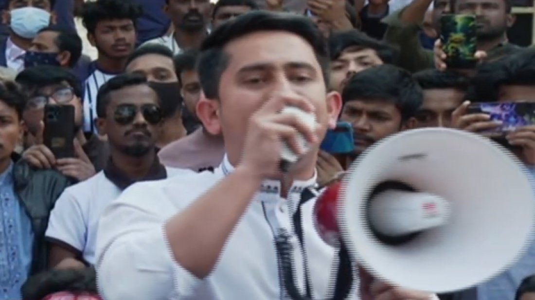 ‘যে ছাত্র-জনতা রক্ত আর জীবন দিয়ে সরকারে বসিয়েছে, তাদের জীবনের নিরাপত্তা কে দেবে?’