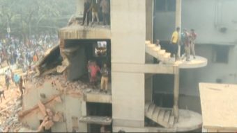 ৩২ নম্বর বাড়ির সামনের অংশ দেয়া হয়েছে গুঁড়িয়ে