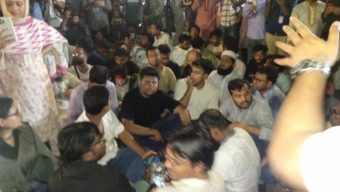 আওয়ামী লীগ নিষিদ্ধের দাবিতে যমুনার সামনে এনসিপির অবস্থান, এলাকায় উত্তেজনা