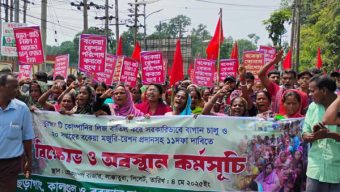 সিলেটে বকেয়া বেতনের দাবিতে বিমানবন্দর সড়ক অবরোধ চা শ্রমিকদের