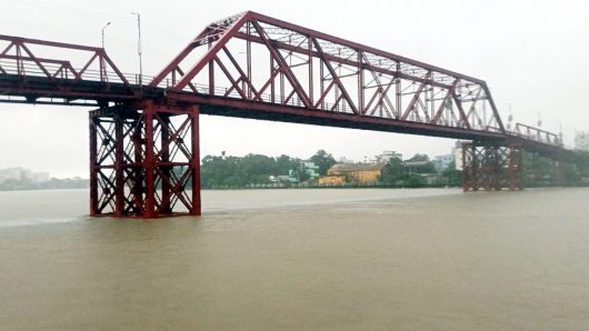 <h6>রেকর্ড বৃষ্টিপাতে সিলেটে আবারো বন্যার আশঙ্কা</h6> <h4>সুরমা-কুশিয়ারা নদীর পানি বিপৎসীমার ওপরে</h4>