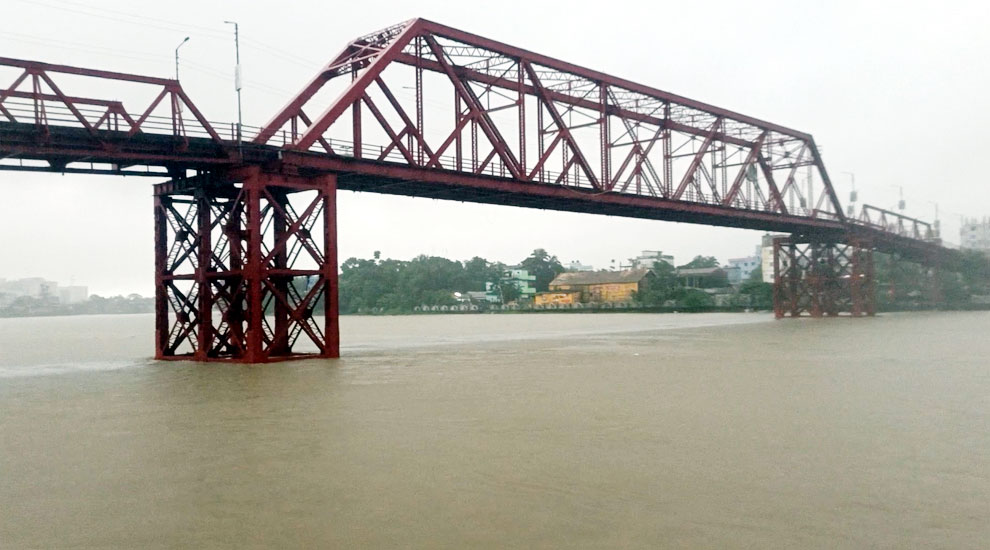 <h6>রেকর্ড বৃষ্টিপাতে সিলেটে আবারো বন্যার আশঙ্কা</h6> <h4>সুরমা-কুশিয়ারা নদীর পানি বিপৎসীমার ওপরে</h4>